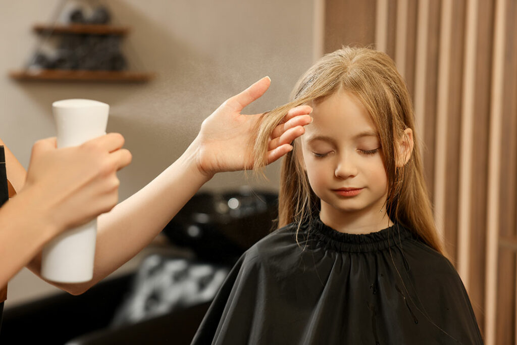 Junges Mädchen beim Friseur